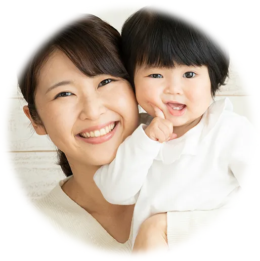 子供を抱っこして笑顔を浮かべている女性