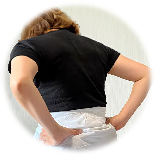 痛みで腰を押さえている女性