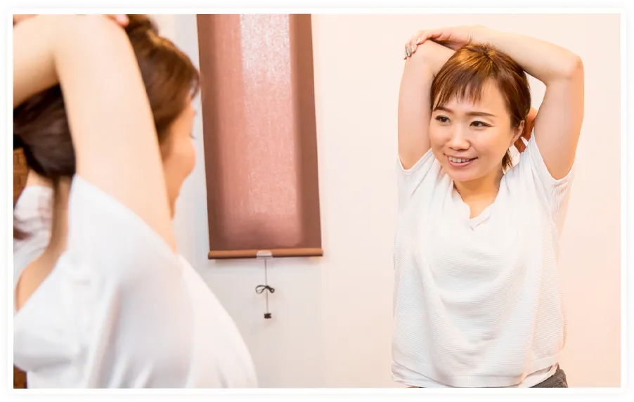 ストレッチをしている女性