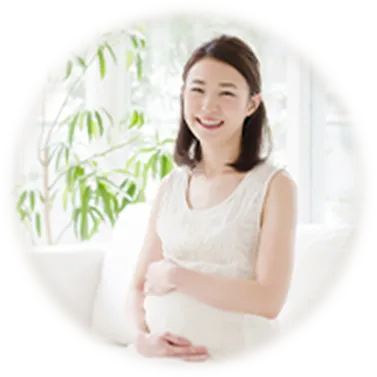 笑顔を浮かべている妊婦の女性
