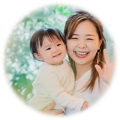 赤ちゃんを抱っこしている笑顔の女性