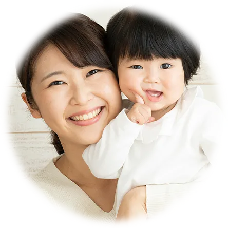 子供を抱っこして笑顔を浮かべている女性