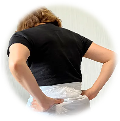 痛みで腰を押さえている女性